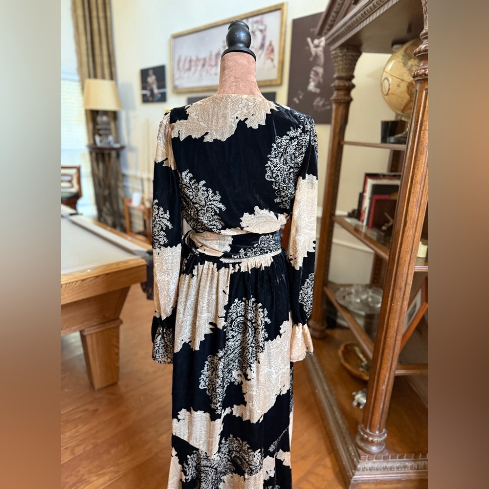 Elegant Long Sleeve Black and Cream Dress - Picture 7 of 7
